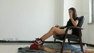 超漂亮女老师【天依女主】裸足运动鞋换鞋踩贱狗身体下体！
